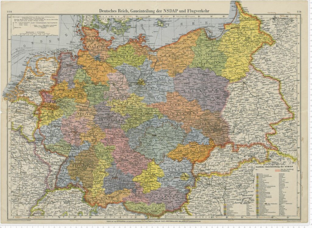 Es ist kolorierte Karte des Deutschen Reichs in seiner maximalen Ausdehnung. Die Einteilung in Gaue ist farbig markiert. Flugverbindungen zwischen Städten sind mit Strichen eingezeichnet. Angrenzende Länder sind schwarz-weiß gehalten.