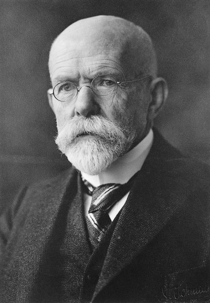 Es ist ein schwarz-weißes Foto von Otto Snell. Er trägt einen dunklen Anzug mit dunkler Weste, hellem Hemd und gestreifter. Krawatte. Er trägt einen weißen Vollbart mit Schnauzer, er hat eine Glatze. Die wenigen, verbliebenen Haare sind kurz geschnitten und er trägt eine Brille mit rundem Metallgestell. Das Foto zeigt ihn kurz vor seinem Ruhestand.