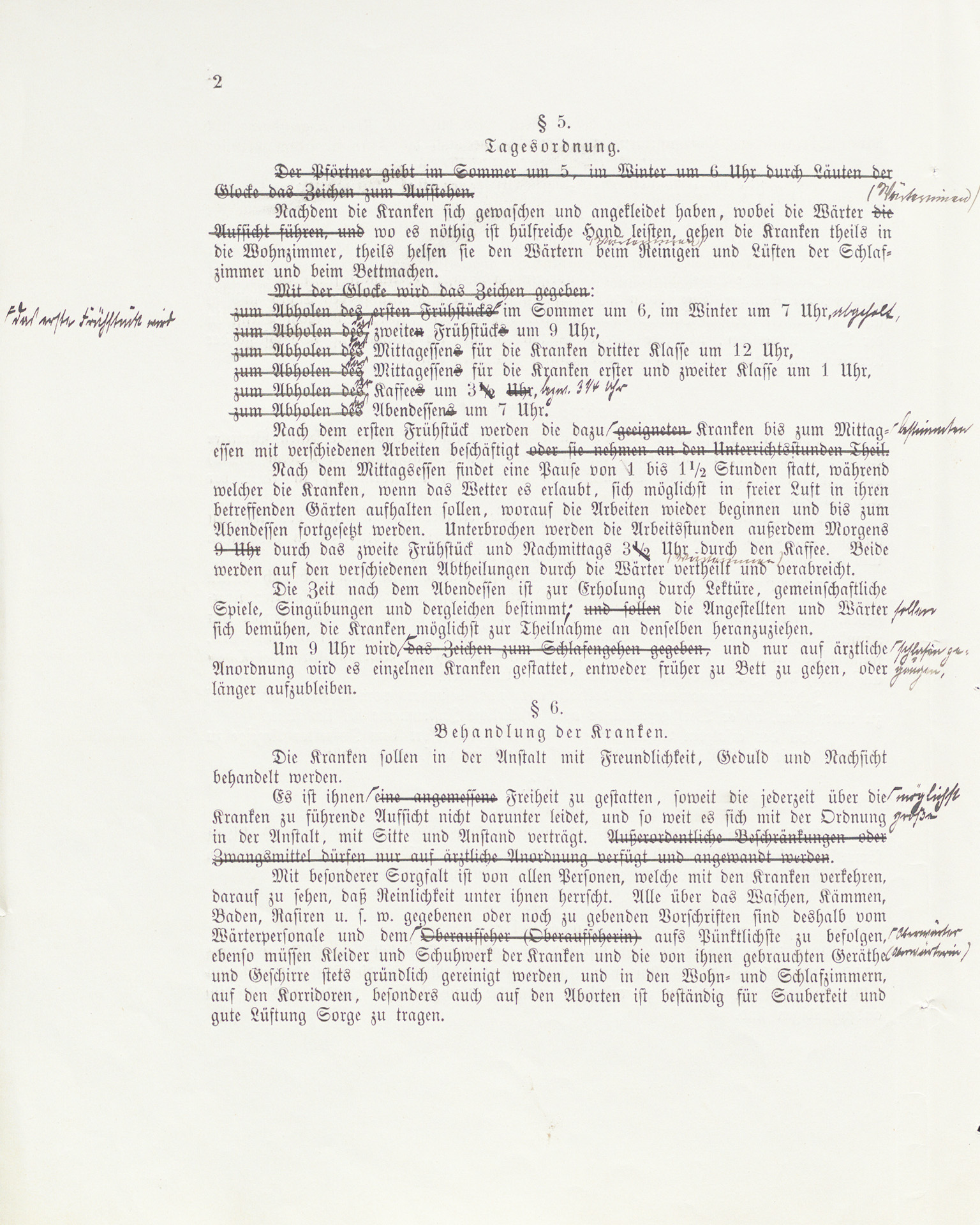 Es sind vergilbte Papierseiten. Es ist gesamte fünfseitige Hausordnung. Sie ist in Frakturschrift geschrieben. Viele Passagen sind mit Tintenstrichen durchgestrichen. Es gibt handschriftliche Verbesserungen, im Text und am Seitenrand. Es sind Abmilderungen des Entwurfs. Sie sind mit Tinte geschrieben und es ist die Handschrift von Otto Snell.