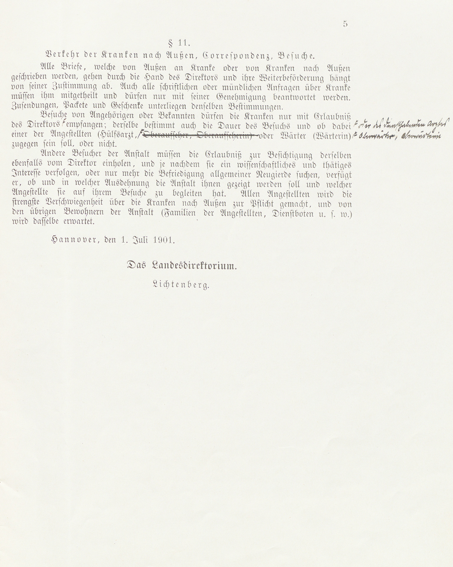 Es sind vergilbte Papierseiten. Es ist gesamte fünfseitige Hausordnung. Sie ist in Frakturschrift geschrieben. Viele Passagen sind mit Tintenstrichen durchgestrichen. Es gibt handschriftliche Verbesserungen, im Text und am Seitenrand. Es sind Abmilderungen des Entwurfs. Sie sind mit Tinte geschrieben und es ist die Handschrift von Otto Snell.