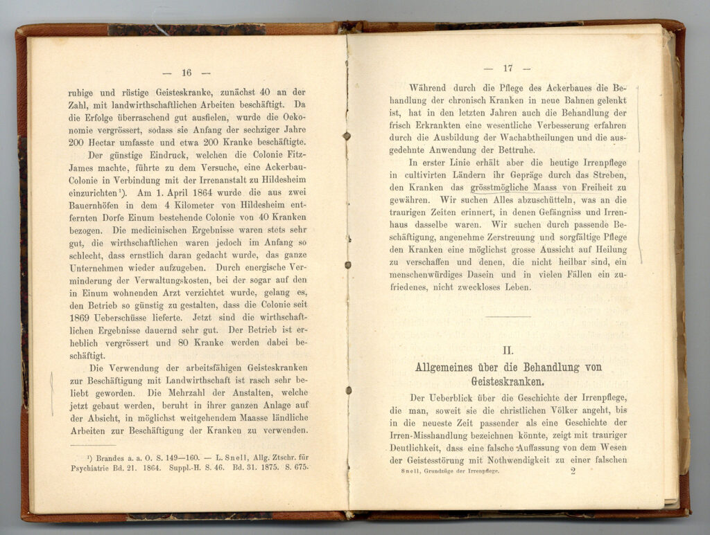 Es ist eine Kladde mit Lederrücken und Lederecken. Der Buchdeckel ist aus marmorierter Pappe. Es sind die Seiten 16 und 17 aufgeschlagen.