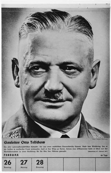 Zu sehen ist ein Blatt aus einem Abreißkalender. Es ist schwarzweiß gedruckt und vergilbt. Es ist das Blatt für die letzten drei Tage 26., 27. und 28. Februar. Es zeigt ein Fotoporträt von Gauleiter Otto Telschow. Er trägt eine Uniform und hat seine grauen Haare gescheitelt und streng zurückgekämmt. Er hat ein starkes Kinn und trägt einen kleinen Oberlippenbart. Er lächelt und blickt nach links aus dem Bild heraus.