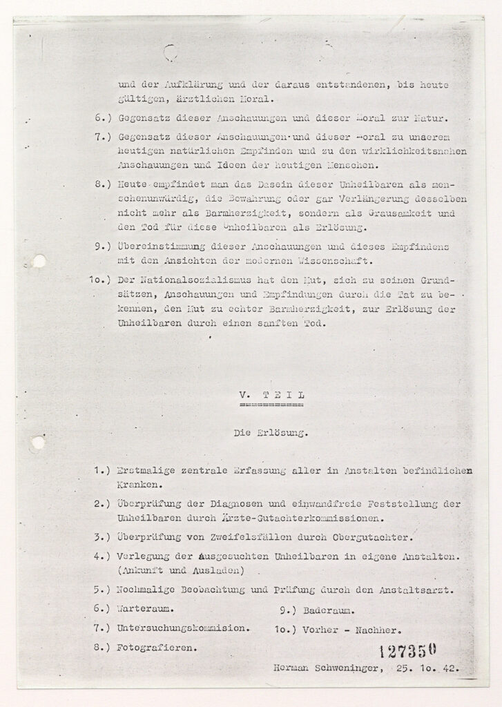 Es ist eine Papierseite mit schwarzer Schreibmaschinenschrift. Sie Seite ist am Rand gelocht und eng beschrieben. Die Absätze sind durchnummeriert. In der Seitenmitte beginnt ein neues Drehbuchkapitel mit dem Titel »Die Erlösung«. Es folgt die Beschreibung des Verfahrens des Krankenmordes. Unter 9. steht »Baderaum«, gemeint ist die Gaskammer. Unten rechts steht in Maschinenschrift getippt Herman Schweninger und das Datum 25.10.1942. Über dem Datum steht die gestempelte Nummer 127350.