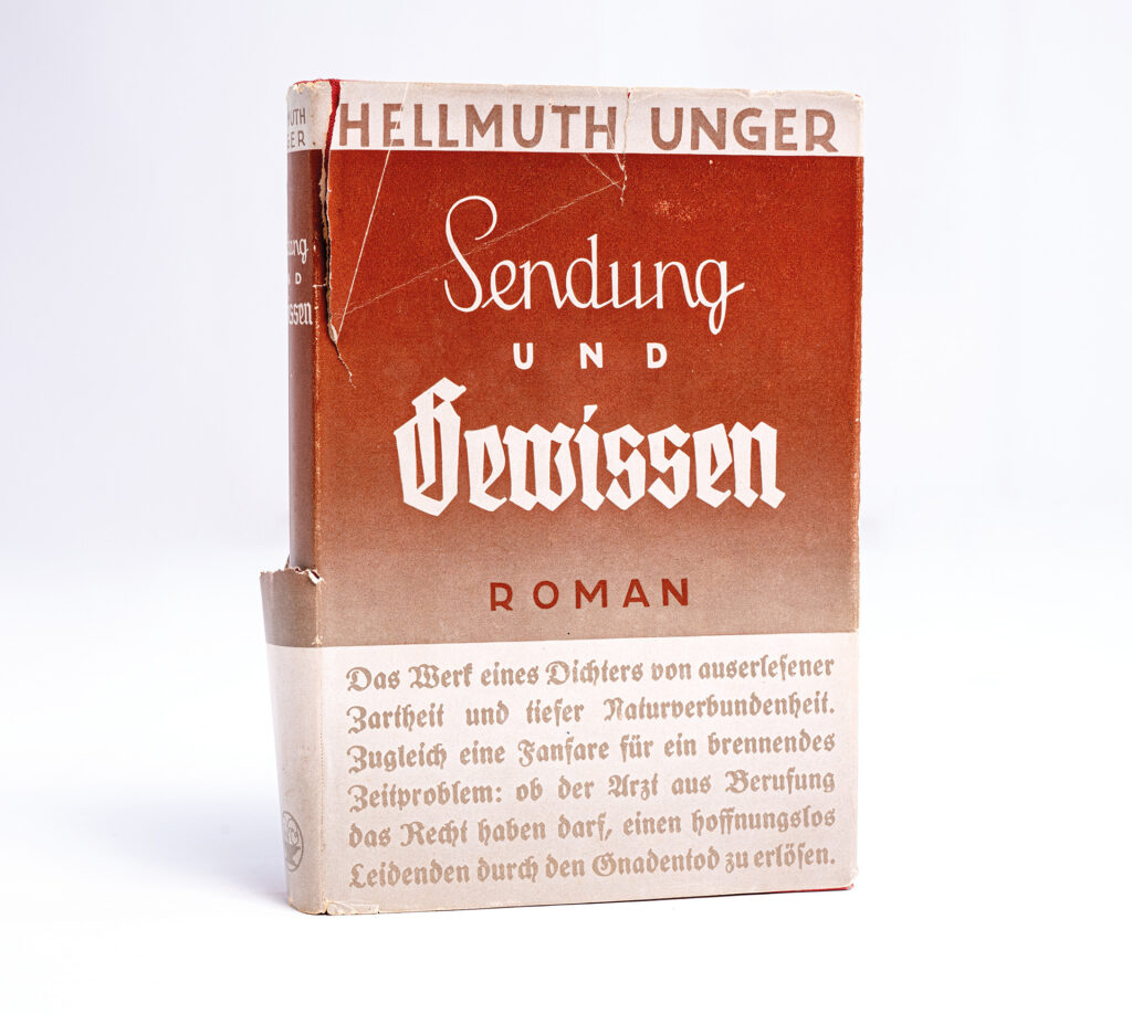 Es ist ein Taschenbuch. Der Paperback-Umschlag ist braun-weiß gehalten. Unter dem Namen des Autors ist ein brauner Farbblock, in dem in drei verschiedenen Schriftarten der Buchtitel »Sendung und Gewissen Roman« zu lesen ist. Unter dem braunen Block ist in brauner Schrift auf weißem Grund zu lesen: »Das Werk eines Dichters von auserlesener Zartheit und tiefer Naturverbundenheit. Zugleich eine Fanfare für ein brennendes Zeitproblem: ob der Arzt aus Berufung das Recht haben darf, einen hoffnungslos Leidenden durch den Gnadentod zu erlösen.« Das Buch ist abgegriffen.