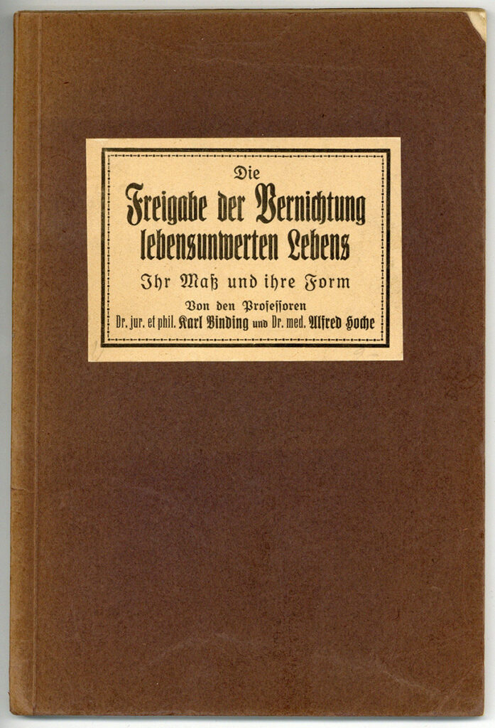 Es ist ein Büchlein. Es ähnelt einem Schreibheft in DIN A5-Format. Auf dunkelblauem Einband ist mittig ein Etikett mit dem Buchtitel »Die Freigabe der Vernichtung lebensunwerten Lebens. Ihr Maß und ihre Form« in Frakturschrift. Die Worte »Freigabe zur Vernichtung lebensunwerten Lebens« sind durch vergrößerte Schrifttypen hervorgehoben. Auf dem Etikett stehen zudem die Namen der beiden Verfasser einschließlich ihrer akademischen Titel, mit dem Hinweis, dass es sich um Professoren handelt.
