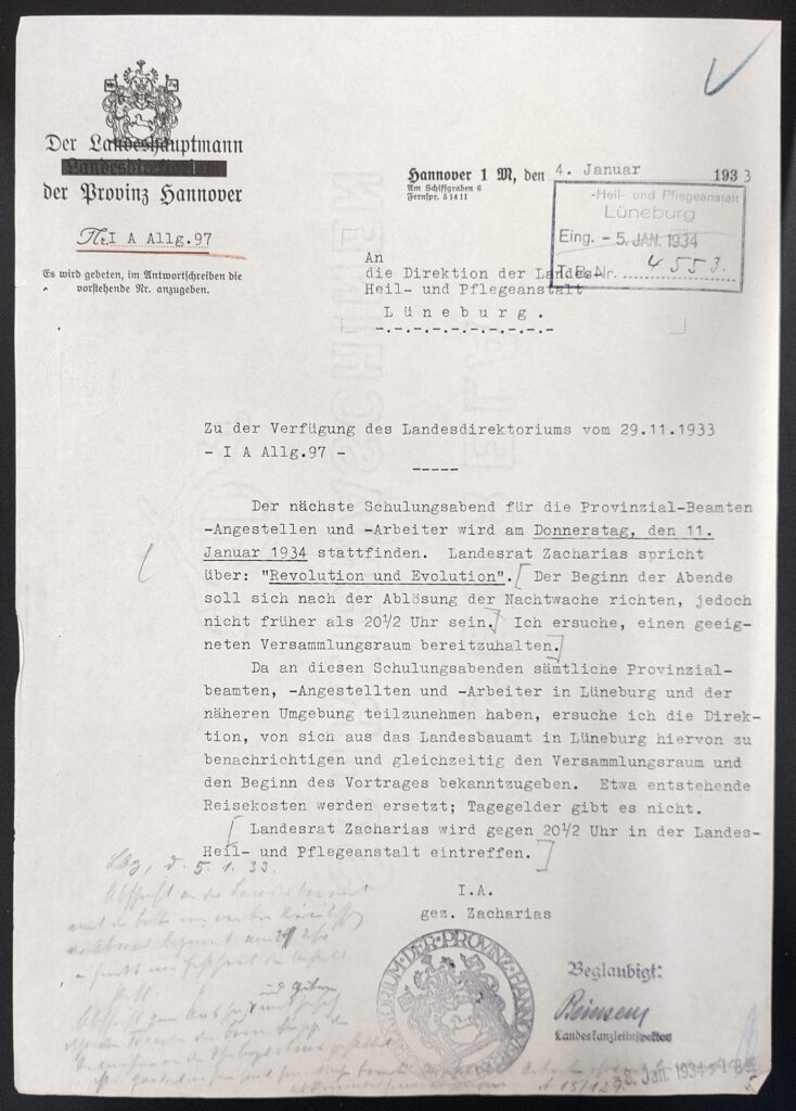 Es ist ein mit Schreibmaschine verfasstes Schreiben auf einem Briefbogen des Landeshauptmann der Provinz Hannover. Oben links ist das Wappen des Landeshauptmanns. Im Schreiben steht, dass Landesrat Zacharias die Anstalt besuchen wird, um für die Beschäftigten der Provinzialämter eine Schulung zum Thema »Revolution und Evolution« abzuhalten. Die Anstalt solle dafür einen geeigneten Raum bereitstellen. Der Brief wurde mit einem Siegelstempel versehen und der Eingang des Schreibens am 5. Januar 1934 abgestempelt. Am unteren Rand befinden sich handschriftliche Notizen mit Hinweisen zur Weiterverteilung des Schreibens. Im Text wurden handschriftlich eckige Klammern gesetzt. Sie markieren die zentralen Informationen.