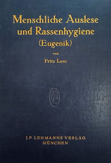 In der Vitrine ist die Originalausgabe des Buches. Das Buch ist geschlossen. Es ist in festem, dunkelblauem Stoffeinband. Der Titel des Buches ist in goldenen Lettern auf den Deckel gedruckt.