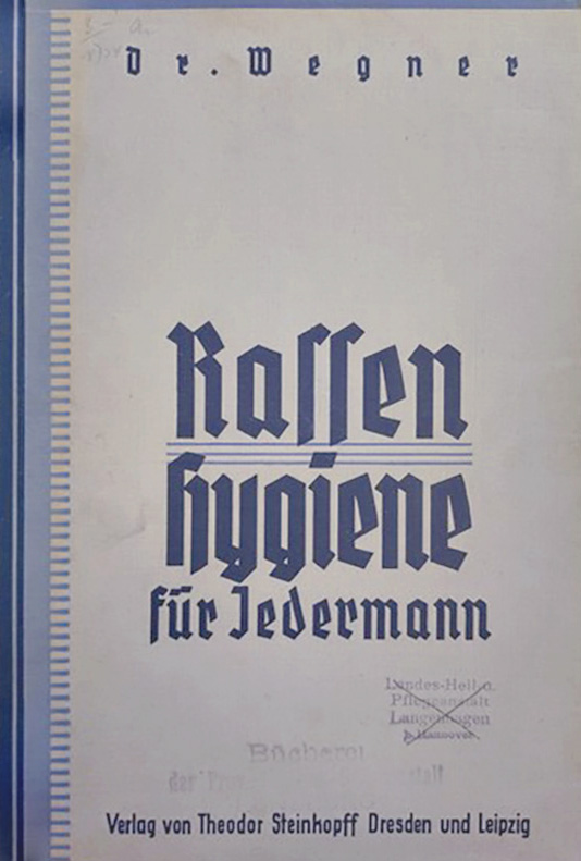 In der Vitrine ist die Originalausgabe des Buches. Das Buch ist geschlossen. Es ist in festem, hellbeigen Einband. Der Titel des Buches ist in schwarzer Frakturschrift auf den Deckel gedruckt. Auf dem Deckel ist ein per Hand durchgestrichener Stempel von der Heil- und Pflegeanstalt Langenhagen. Unter dem Stempel ist ein zweiter Stempel der Heil- und Pflegeanstalt Lüneburg. Der Buchrücken ist blau.