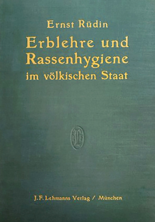 In der Vitrine ist die Originalausgabe des Buches. Das Buch ist geschlossen. Es ist in festem, blauem Einband. Der Titel des Buches ist in goldenen Lettern auf den Deckel gedruckt. Unter dem Titel gibt es eine Prägung des J. F. Lehmann-Verlags.