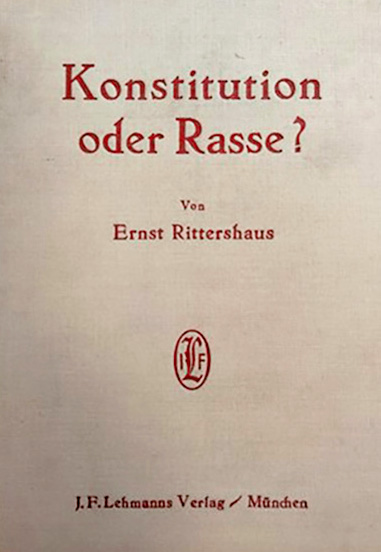 In der Vitrine ist die Originalausgabe des Buches. Das Buch ist geschlossen. Es ist in festem, hellbeigen Einband. Der Titel des Buches ist in dunkelbraunen Lettern auf den Deckel gedruckt. Unter dem Titel gibt es eine Prägung des J. F. Lehmann-Verlags.