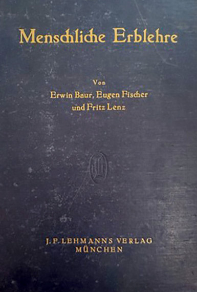 In der Vitrine ist die Originalausgabe des Buches. Das Buch ist geschlossen. Es ist in festem, blauem Einband. Der Titel des Buches ist in goldenen Lettern auf den Deckel gedruckt. Unter dem Titel gibt es eine Prägung des J. F. Lehmann-Verlags.