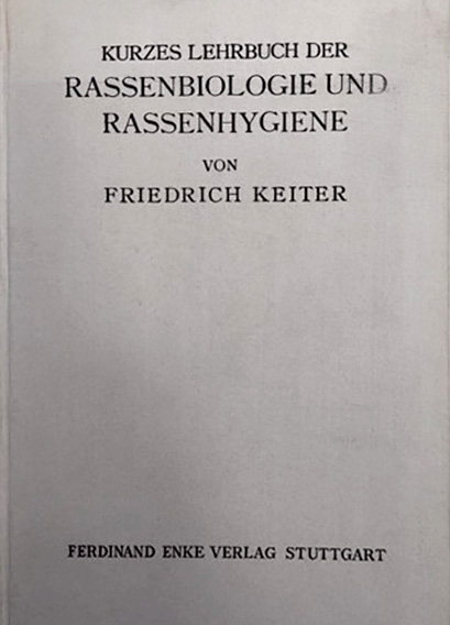 In der Vitrine ist die Originalausgabe des Buches. Das Buch ist geschlossen. Es ist in festem, hellgrauen Einband. Der Titel des Buches ist in schwarzen Lettern auf den Deckel gedruckt.