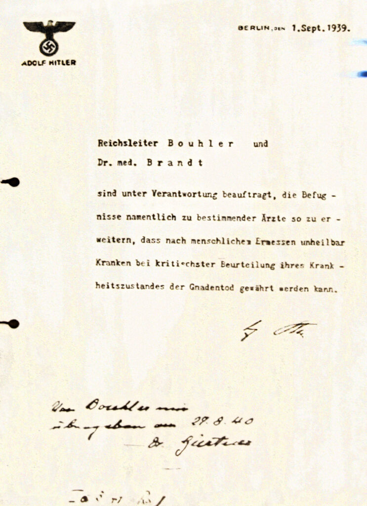 Es ist eine Papierseite mit einem Reichsadler und einem Hakenkreuz sowie dem Schriftzug Adolf Hitler links oben auf der Seite. Es ist das private Briefpapier von Adolf Hitler. Der Text besteht nur aus einem Absatz und ist mit einer Schreibmaschine getippt. Er ist handschriftlich von Adolf Hitler unterzeichnet. Under der Unterschrift ist eine handschriftliche Notiz von Gürtner. Sie lautet: »Von Bouhler mir übergeben am 29.8.1940. Dr. Gürtner.«