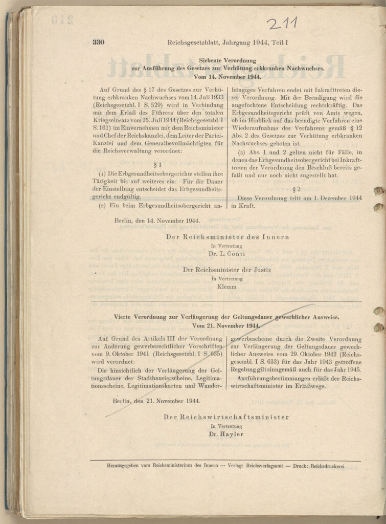 Es ist eine Papierseite aus einem Gesetzesblatt. Die Seite ist vergilbt, der Text ist zweispaltig. Die 7. Verordnung ist unterzeichnet von Leonard Conti. Die untere Hälfte der Seite ist durchgestrichen.