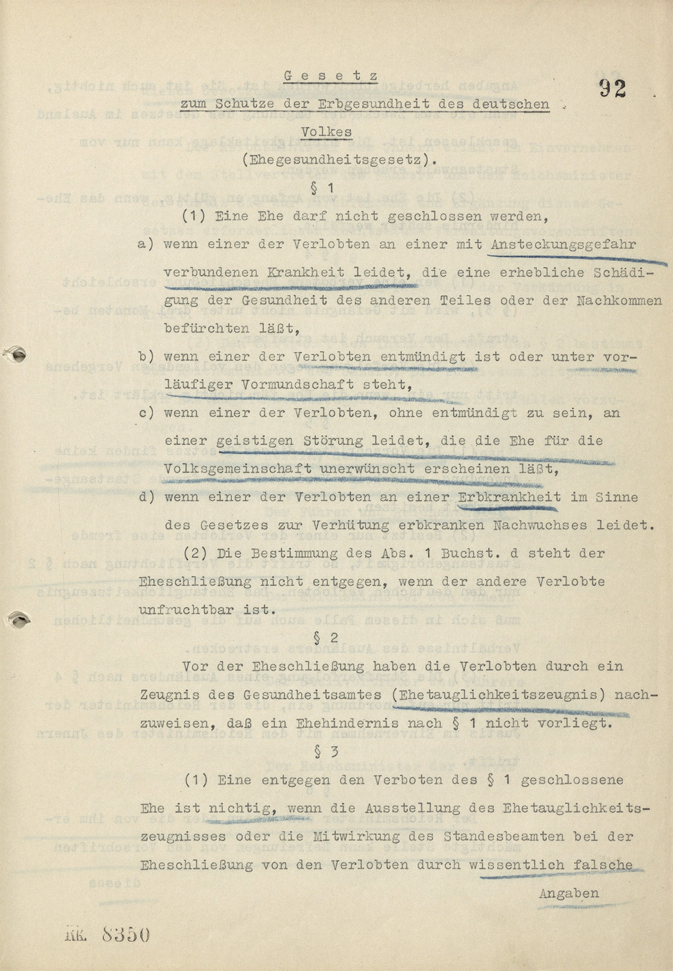 Es ist eine Seite aus dem »Gesetz zum Schutze der Erbgesundheit des Deutschen Volkes«. Das Papier ist leicht vergilbt. Der Text ist eng gedruckt. Im Gesetz sind handschriftliche Unterstreichungen mit blauem Bundstift. Die Passagen sind dadurch hervorgehoben.