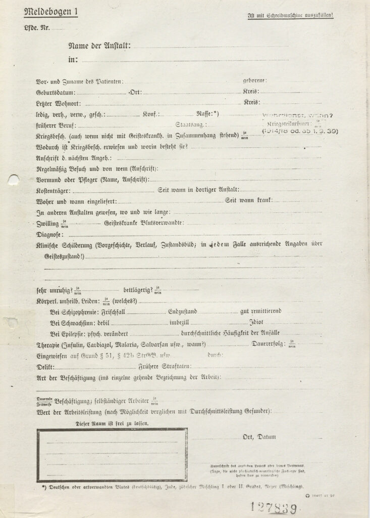 Es ist ein Papier-Formular mit schwarzer Schrift auf weißem Papier. Das Formular ist nicht ausgefüllt. Neben den Personendaten wird abgefragt, ob jemand Kriegsteilnehmer war, ob die Person regelmäßig Besuch bekäme, seit wann die Person in einer Anstalt ist, mit welcher Diagnose oder aufgrund welchen Deliktes, ob es eine Beschäftigung gäbe und falls ja, welche. Die Schrift ist in Altdeutsch. Im unteren Bereit ist ein mit dicker Linie umrandetes Rechteck, in das nur die Gutachterinnen und Gutachter Eintragungen machen dürfen. Die Frage, ob jemand Kriegsteilnehmer im Ersten oder Zweiten Weltkrieg war, ist nachträglich per Stempel hinzugefügt worden.