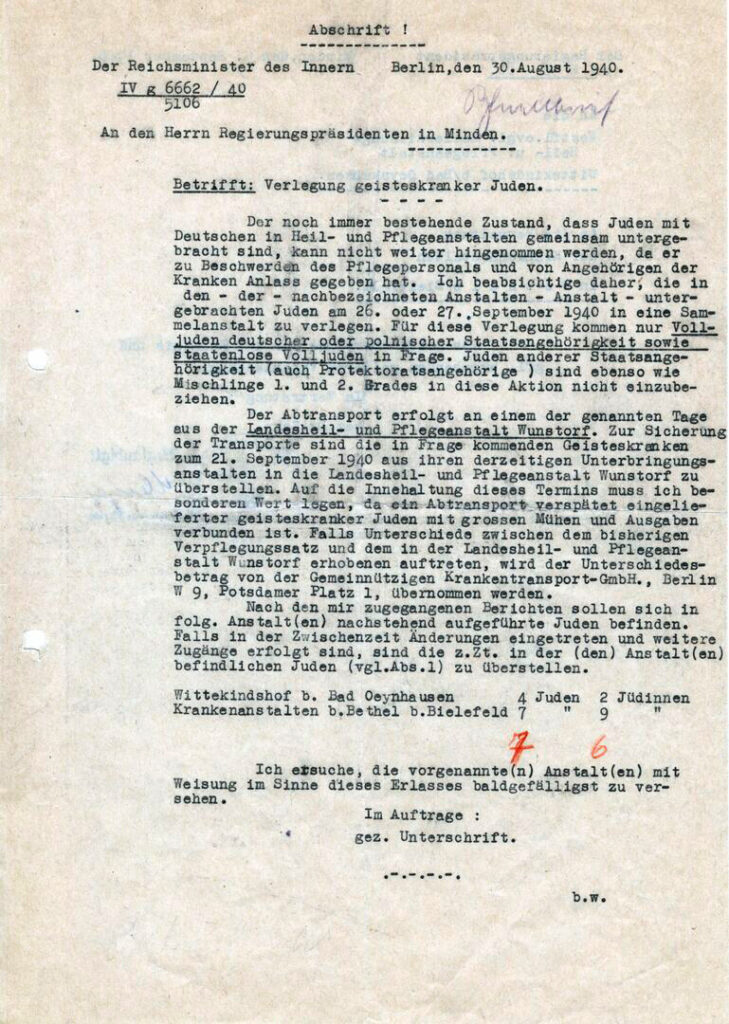Es ist ein maschinengeschriebener Brief auf vergilbtem Papier. Darin wird der Regierungspräsident in Minden auffordert, jüdische Erkrankte nach Wunstorf zu verlegen. Die wichtigen Aussagen sind unterstrichen. Es gibt keine Originalunterschrift. Mit einem roten Bleistift ist ein 7 und eine 6 notiert, die Bedeutung ist unbekannt.