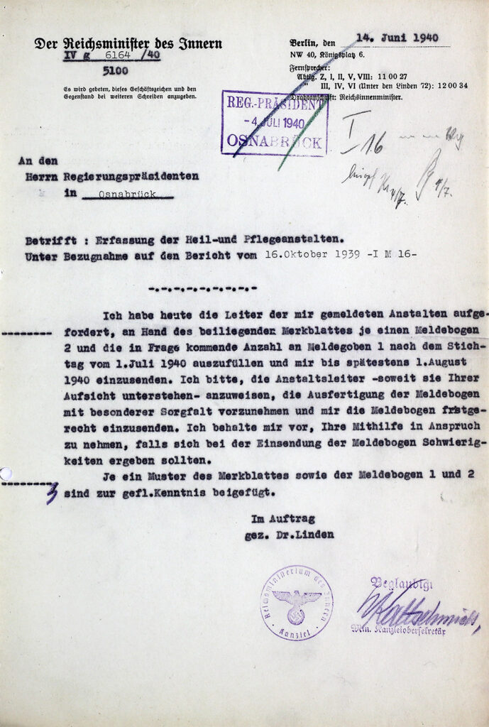 Es ist ein maschinengeschriebener Brief auf vergilbtem Papier. Darin wird der Regierungspräsident in Osnabrück auffordert, Erkrankte zu melden. Es ist kein Original, sondern eine Abschrift, daraufhin deutet ein Stempel mit Unterschrift.
