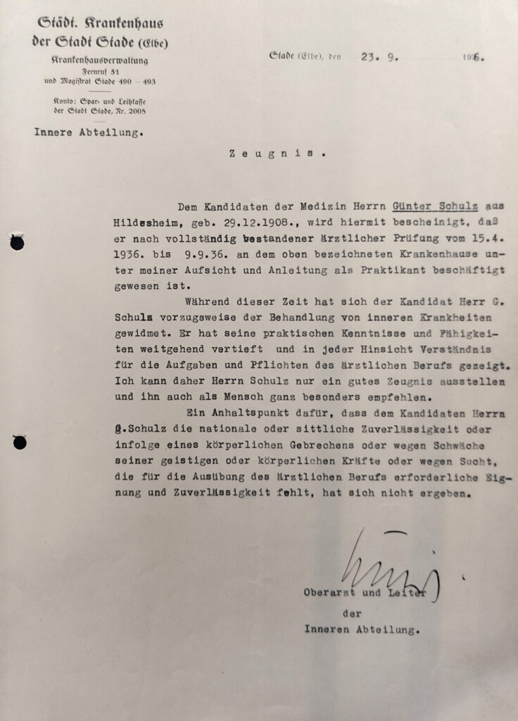 Es ist ein vergilbtes Papier mit Maschinenschrift und der originalen Unterschrift des Oberarztes der Inneren Abteilung des Krankenhauses Stade.