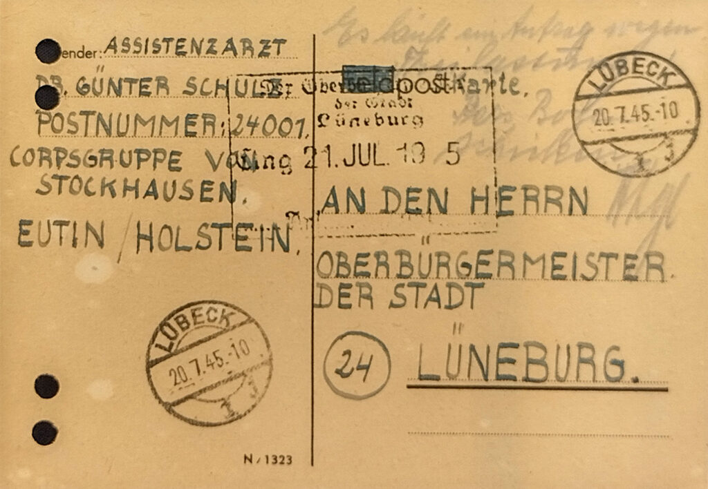 Es ist eine beidseitig beschriebene Postkarte. Beide Seiten sind abgedruckt. Die Adresse ist in Blockbuchstaben geschrieben. Es gibt zwei Poststempel aus Lübeck mit dem Datum 20.7.1945. Auf der Rückseite ist die handschriftlich verfasste Bewerbung. Die Karte ist gelocht.