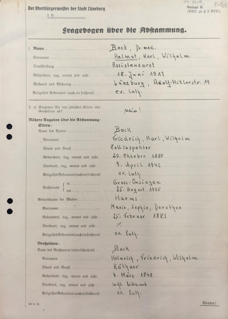 Es ist ein Formular, auf dem persönliche Informationen über die familiäre Abstammung abgefragt werden. Das Formular ist handschriftlich in Druckbuchstaben ausgefüllt von Helmut Bock. Die erste Frage lautet: Stammen Sie von jüdischen Eltern oder Großeltern ab?. Diese beantwortete Bock mit: Nein! Es folgen Angaben zu den Eltern und Großeltern.