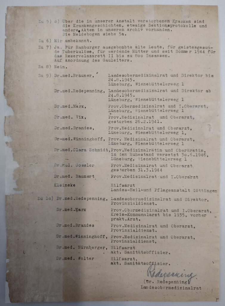 Das Dokument ist sehr vergilbt und am linken Rand eingerissen. Das Dokument ist eng mit Schreibmaschine bedruckt. Die Absätze sind durchnummerierten Fragen zugeordnet. Es gibt auch eine Liste mit Ärztinnen und Ärzten, einschließlich Nennung ihrer Dienstposten und Anschriften. Es finden sich Informationen zu zwölf Ärztinnen und Ärzten. Bis auf die zwei gestorbenen Ärzte, einem Arzt aus Göttingen und Willi Baumert wohnten alle Ärztinnen und Ärzte noch in einer Wohnung in der Heil- und Pflegeanstalt Am Wienebütteler Weg 1 in Lüneburg, auch die in den Ruhestand versetzten. Das Dokument ist von Rudolf Redepenning handschriftlich mit blauer Farbe unterschrieben.