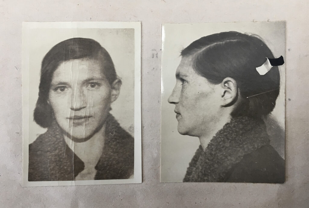 Es sind zwei schwarz-weiße Fotos. Eines von vorne und eins von der linken Seite. Charlotte Münzer trägt ein dunkles Oberteil mit Fellkragen. Ihre Haare sind Kinn lang und auf einer Seite nach hinten gesteckt. Sie blickt mit geschlossenem Mund in die Kamera.