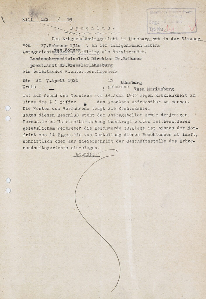 Der Beschluss ist mit Schreibmaschine eng auf ein Papier geschrieben. Das Schreiben ist eine halbe DIN-A4-Seite. Es ist leicht vergilbt. Es hat den Briefkopf der Gemeindeverwaltung Hamburg. Die Mitteilung ist mit der Schreibmaschine geschrieben und handschriftlich unterzeichnet.