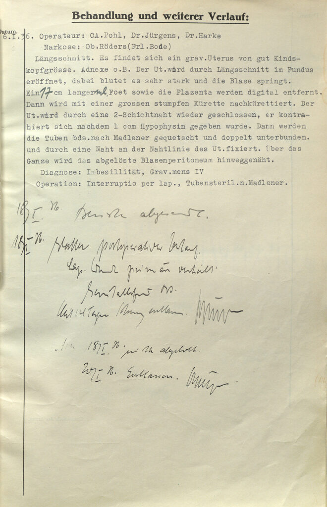 Der Behandlungsbericht wurde in ihre Krankenakte eingetragen. Er wurde mit der Schreibmaschine in die Tabelle eingetragen. Die folgenden Einträge sind wieder handschriftlich vorgenommen worden. Der Bericht der Operation umfasst etwa eine halbe Seite.