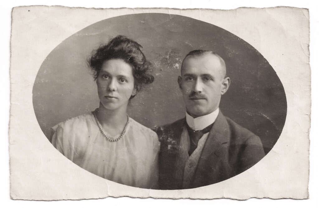 Das Foto ist schwarz-weiß. Der Ausschnitt ist oval. Links steht Therese und rechts ihr Mann. Er trägt einen dunklen Anzug mit heller Weste, Hemd und Krawatte. Seine Haare sind streng zurückgekämmt. Therese trägt ein helles Kleid mit einer Perlenkette um den Hals. Ihr Haar ist locker nach hinten gesteckt. Beide blicken mit geschlossenem Mund leicht nach links aus dem Bild heraus.