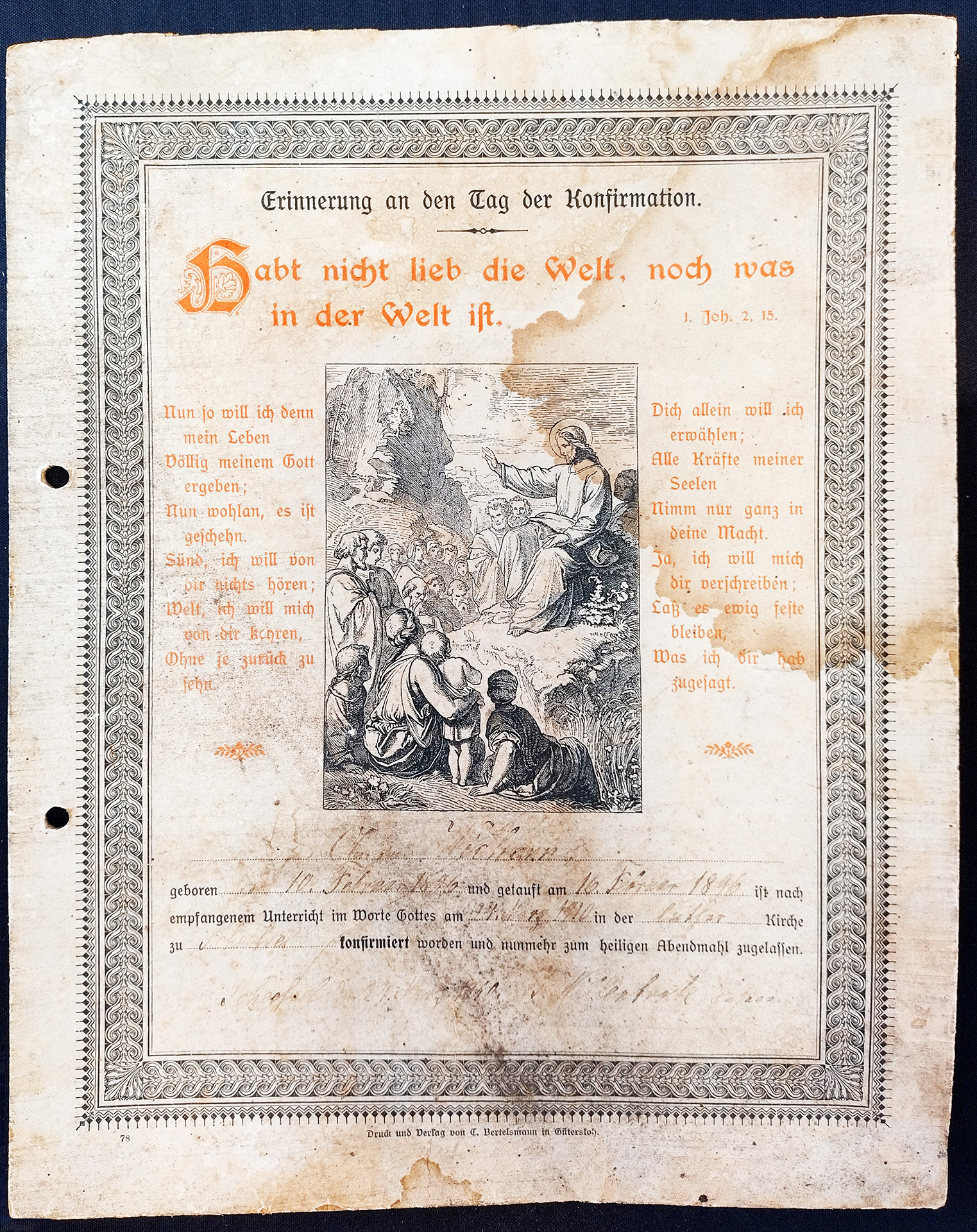 Das Erinnerungspapier ist gedruckt. Das Papier ist vergilbt und auf der rechten Hälfte ist ein Wasserrand. Die Erinnerung ist mit einem Schmuckrahmen gedruckt. In der Mitte ist eine Zeichnung einer biblischen Szene. Unter dem Bild ist ein Erinnerungstext. Die Daten zu Anna Wicherns Konfirmation sind handschriftlich ausgefüllt.