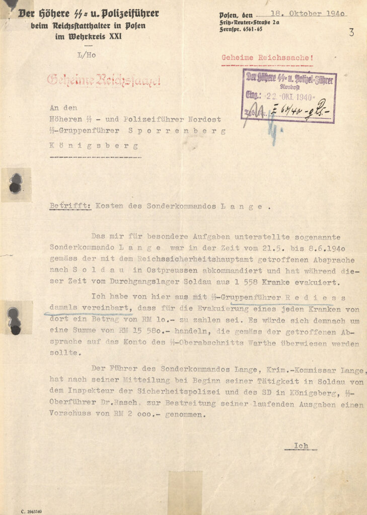 Es ist eine Seit eines vergilbten Briefes. Der Brief ist auf dem Briefpapier des höheren SS- und Polizeiführers beim Reichsstatthalter in Posen im Wehrkreis 11. Der Brief ist an den SS-Gruppenführer Nordost Sporrenberg adressiert. Der Brief ist eng mit Schreibmaschine geschrieben. Auf gibt es einen Stempel mit dem Schriftzug »Geheime Reichssache!«