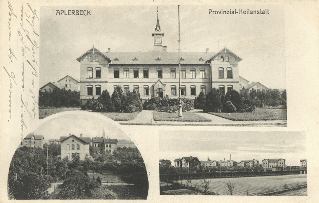 Es sind drei schwarz-weiße Fotos auf der Karte. Oben ein großes rechteckiges. Unten links ein halbrundes. Unten rechts ein kleines rechteckiges. Oben rechts ist ein zweistöckiges verputztes Haus mit zwei Erkern an jedem Ende des Gebäudes. Vor dem Gebäude ist ein angelegter Garten mit großem Fahnenmast. Das halbrunde Bild zeigt den Blick auf ein dreistöckiges Gebäude hinter großen Bäumen. Unten rechts im Vordergrund sind Felder. Dahinter sind mehrere gleichartige Gebäude. Sie sind dreistöckig verputzt mit dunklem Dach.