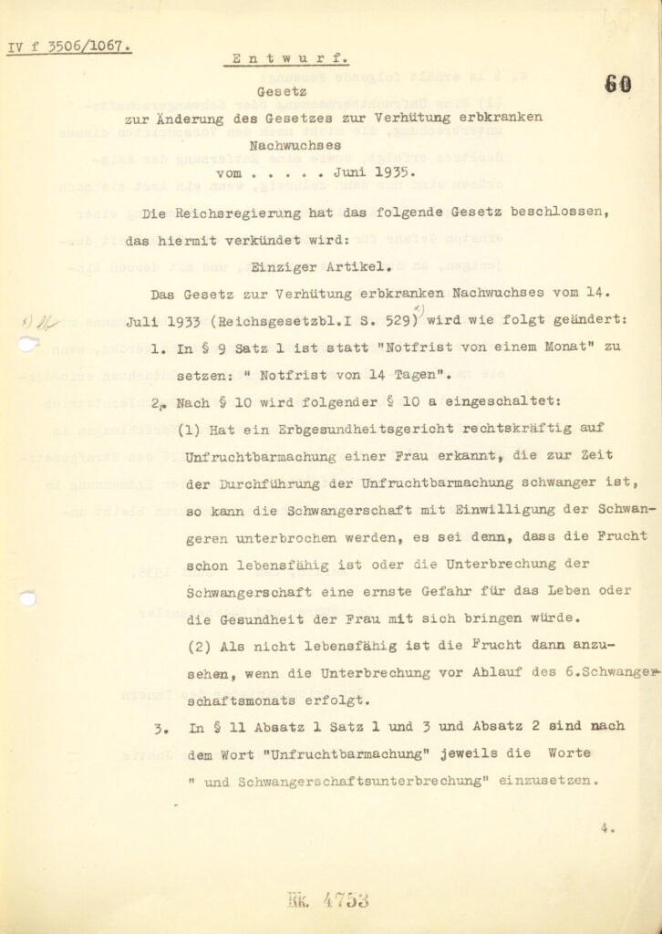 Es ist die erste Seite eines vergilbten Dokumentes mit dem Gesetzesentwurf. Das Papier ist eng mit Schreibmaschine beschrieben.