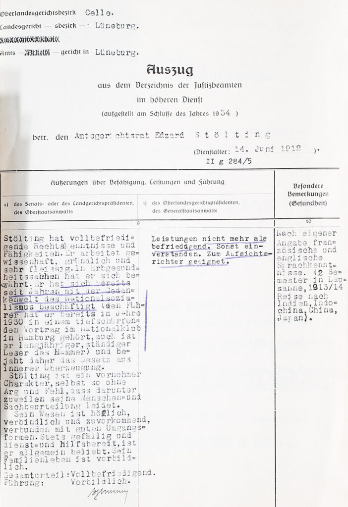 Es ist ein Formular. Es besteht aus einer Tabelle, in die in der ersten Spalte Beurteilungen Der Landgerichtspräsidenten und Oberstaatsanwaltschaften, in der zweiten Spalte Beurteilungen des Oberlandesgerichtspräsidenten und der Generalstaatsanwaltschaft und in der dritten Spalte besondere Bemerkungen eingetragen werden können. Das Formular ist in jeder spalte ausgefüllt. Unter besonderen Bemerkungen sind besondere Sprachkenntnisse und Auslandsaufenthalte vermerkt. In der ersten Spalte ist mit einem dunkelblauen Bleistift unterstrichen, dass er seit Jahren nationalsozialistisch sei, in der zweiten Spalte ist mit gleichem Stift unterstrichen, dass er sich als Aufsichtsrichter eigne, da er nicht mehr als befriedigend arbeite.