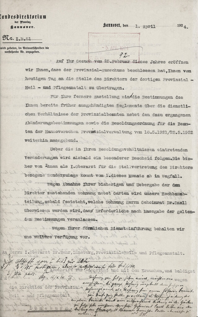 Es ist ein vergilbtes Papier mit dem Briefkopf des Landesdirektoriums. Der Brieftext ist mit Schreibmaschine getippt. Im unteren Drittel des Papiers findet sich ein handschriftliche Notiz. Ein roter Eingangstempel bestätigt, dass der Brief am 5. April 1924 zugestellt wurde.