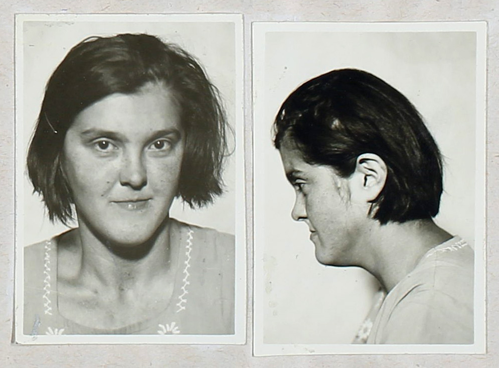 Es ist ein schwarz-weißes Porträt. Gertrud Glass trägt eine helle Bluse. Die kinnlangen Haare sind offen. Sie blickt leicht lächelnd in die Kamera.