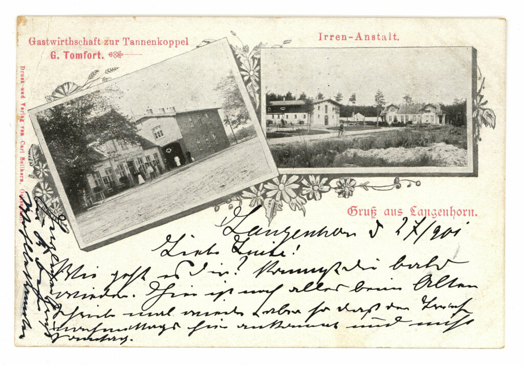 Die Postkarte zeigt zwei kleinere Bilder. Eines ist beschriftet mit: »Gastwirtschaft zur Tannenkoppel G. Tomfort«, das andere mit »Irren-Anstalt«. Die Bilder sind leicht schräg angeordnet. Unterhalb der Bilder ist die Postkarte handschriftlich in Sütterlin beschrieben.