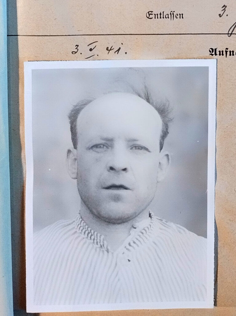 Das schwarz-weiße Passfoto aus der Charakteristik zeigt Willi Demmer mit einem dünn gestreiften Hemd. Er hat eine Halbglatze und trägt die Haare nicht vollständig zurückgekämmt. Er blickt mit leicht geöffnetem Mund direkt in die Kamera.