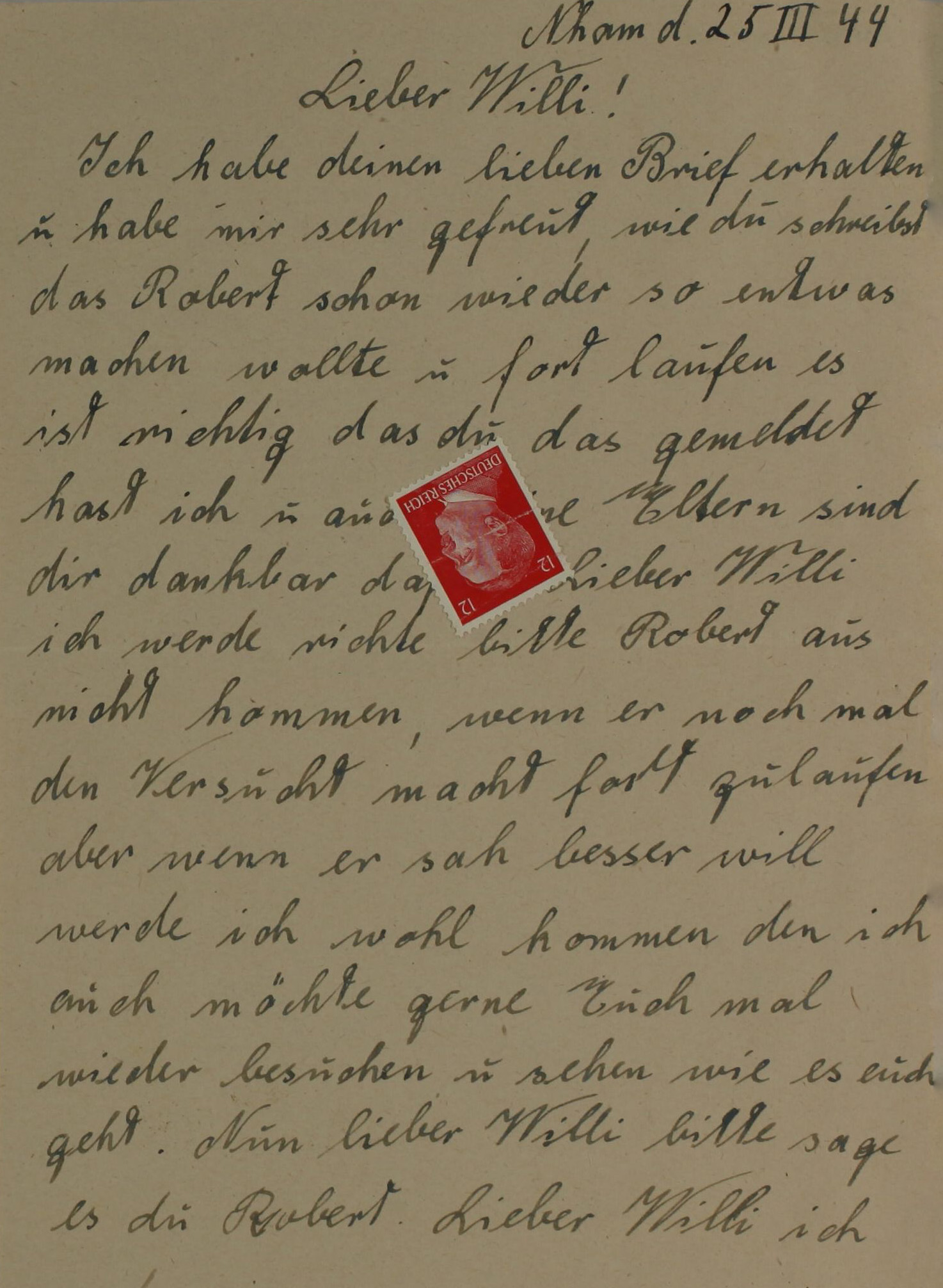Der Umschlag und der Briefbogen sind vergilbt. Eine rote Briefmarke ist auf dem Umschlag zu sehen. Anschrift und Brief sind mit der Hand beschrieben. Es werden die Vorder- und Rückseite des Briefes gezeigt.