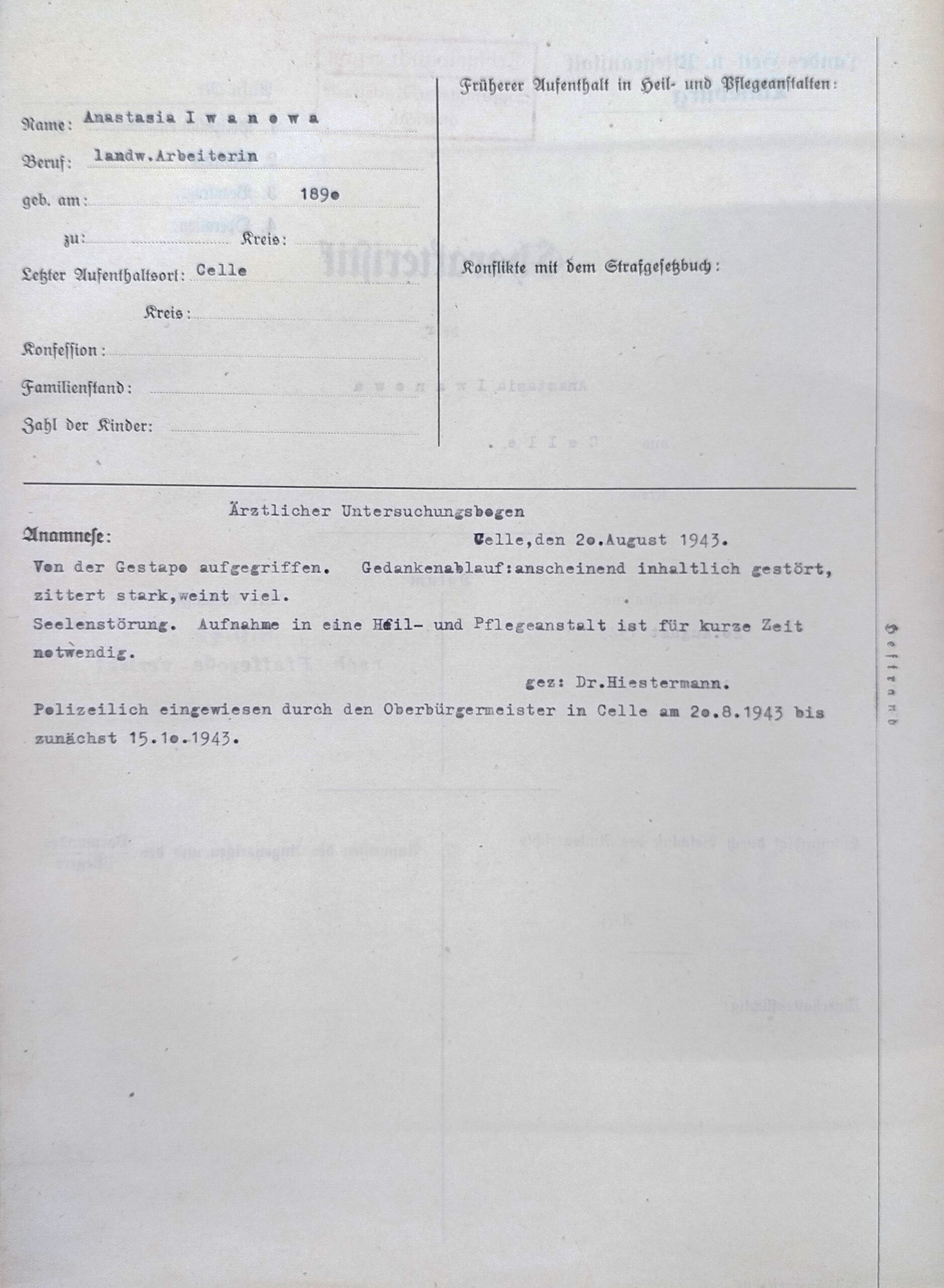 Der Bogen ist ein Vordruck. Er ist mit der Schreibmaschine ausgefüllt. Name und Geburtsjahr sind eingetragen. Außerdem ist eine ärztliche Anamnese aufgeschrieben.