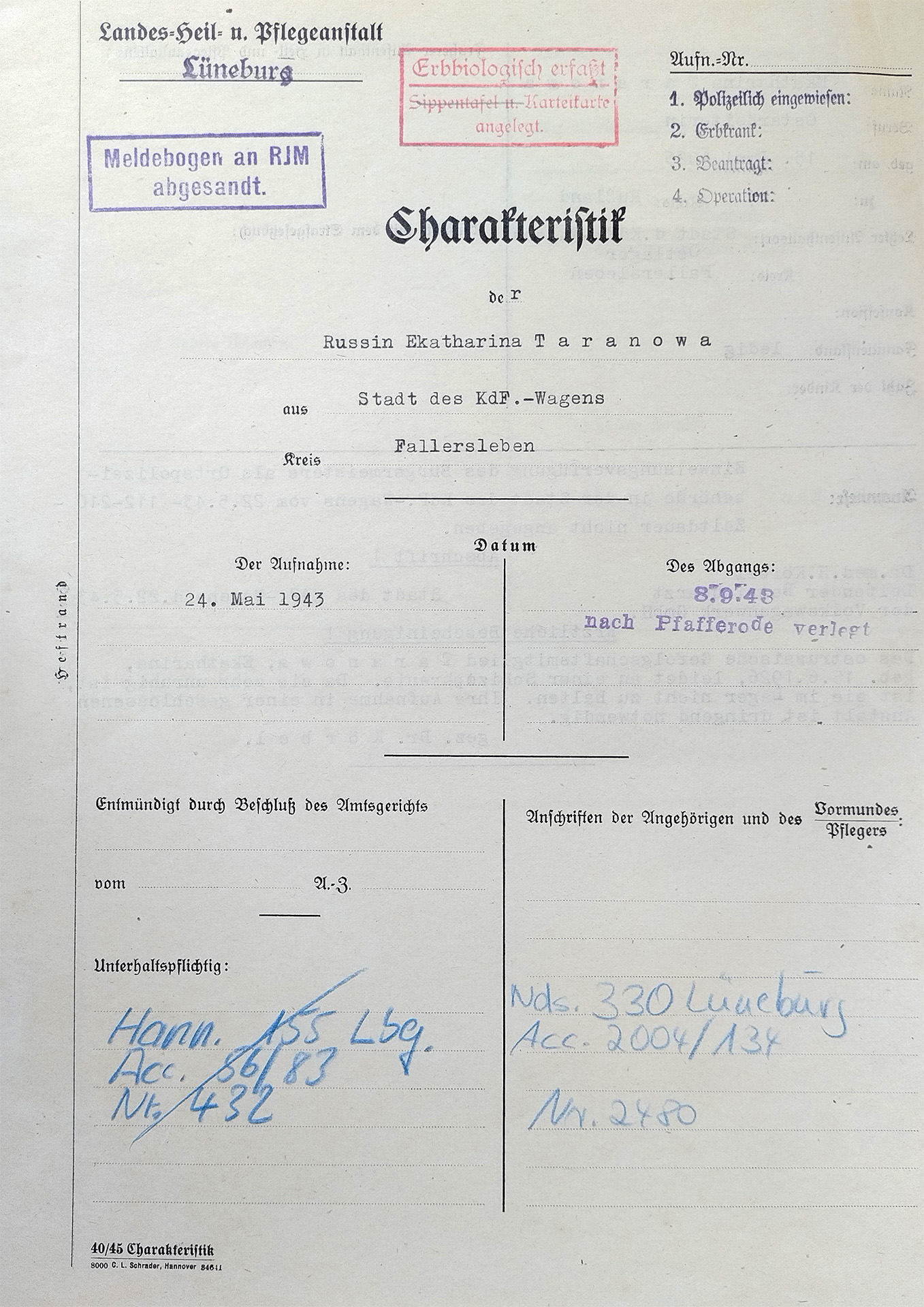 Es ist das Deckblatt der Charakteristik. Die gedruckten Kategorien sind mit der Schreimaschine ausgefüllt. Ein roter Stempel bestätigt »erbbiologisch erfaßt« und ein blauer Stempel bescheinigt »Meldebogen an RJM abgesandt«.