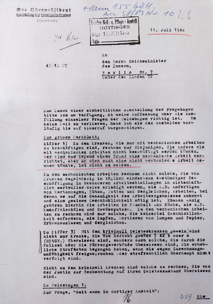 Der Brief ist gelocht. Er ist mit Schreibmaschine geschrieben. Die Schrift ist teilweise verblasst und schwer lesbar. Ein Satz ist mit rotem Stift unterstrichen. Ein weiterer Satz ist mit schwarzem Stift am Rand markiert. In dem markierten Satz sind die Worte »kriminell Geisteskranken« in schwarz unterstrichen.