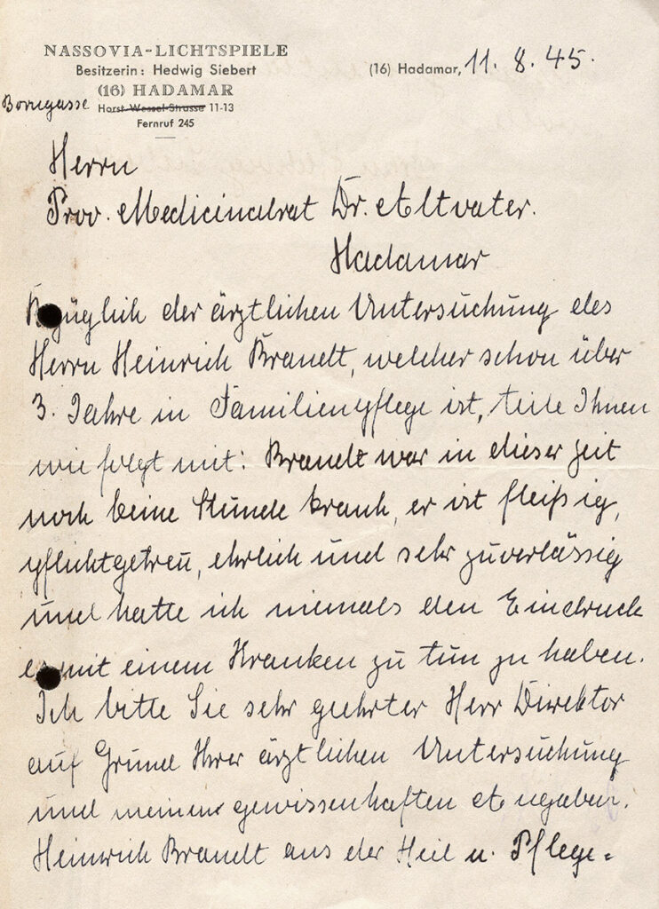 Der Brief ist leicht vergilbt und gelocht. Oben links ist der Briefkopf vorgedruckt. Er enthält den Namen und die Adresse des Kinos sowie den Namen von Hedwig Siebert. In der Adresse ist der Straßenname »Horst-Wessel-Strasse« durchgestrichen. Daneben steht handschriftlich der neue Name der Straße. Der Brief ist handschriftlich mit dunkler Tinte geschrieben und unterschrieben.