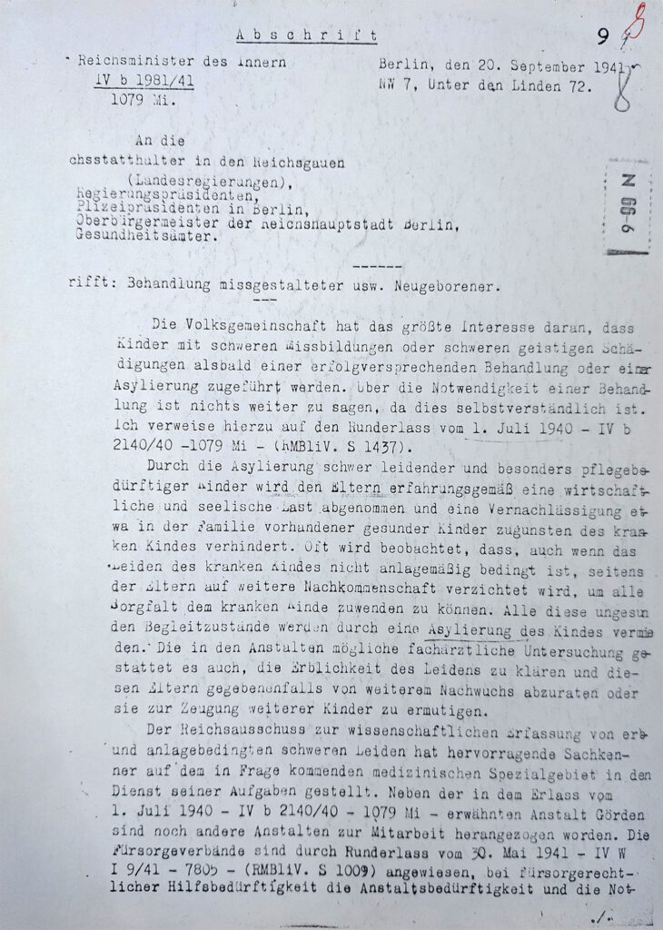 Das Papier ist leicht angegriffen. Der Erlass ist mit der Schreibmaschine geschrieben. Es gibt keine handschriftliche Unterschrift.