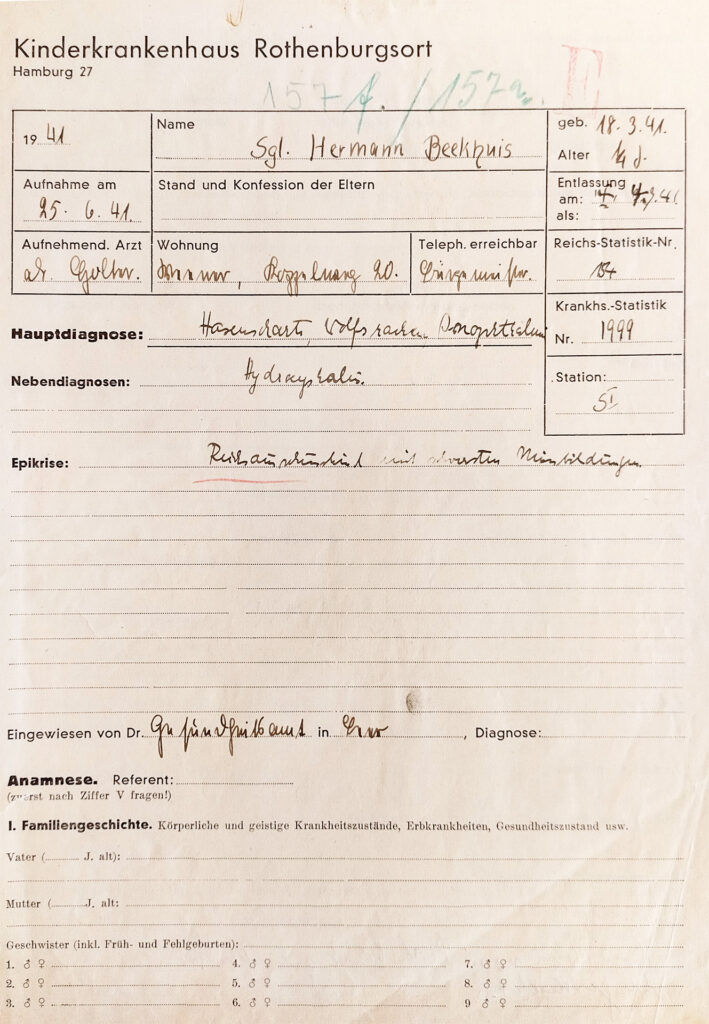 Der Aufnahmebogen von Hermann Beekhuis ist gelblich verfärbt. Die Angaben in dem gedruckten Formular wurden mit Hand geschrieben. Die Schrift ist eng und schwer lesbar. Der Name ist sehr leserlich geschrieben.