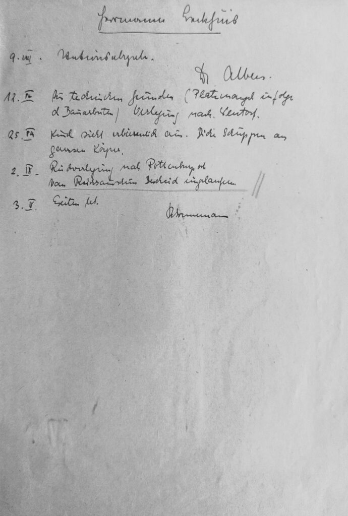 Die Krankengeschichte von Hermann Beekhuis ist leicht vergilbt. Das Papier ist auf der linken Seite eingerissen. Es ist handschriftlich mit dunkler Tinte beschrieben. Links stehen verschiedene Daten untereinander, rechts davon die dazugehörigen Einträge. Beim Eintrag vom 2. September sind die Worte »Vom Reichsausschuss Bescheid eingelaufen« rot unterstrichen.