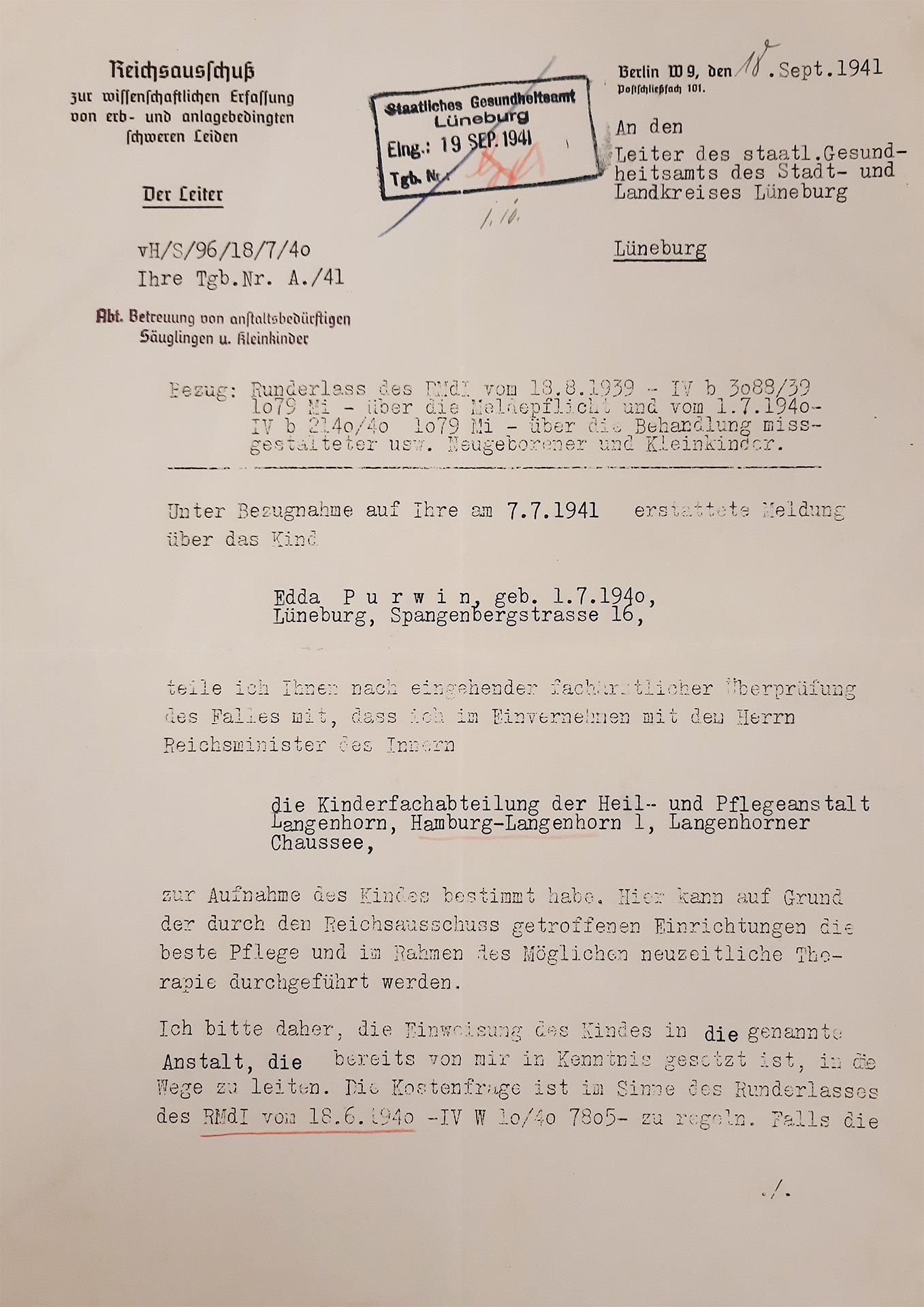 Die Anordnung trägt den Briefkopf des Reichsausschusses. Persönliche Angaben zur Person und zum Ort der Einweisung sind dick gedruckt. Die Anordnung ist mit der Schreibmaschine verfasst und handschriftlich unterzeichnet.