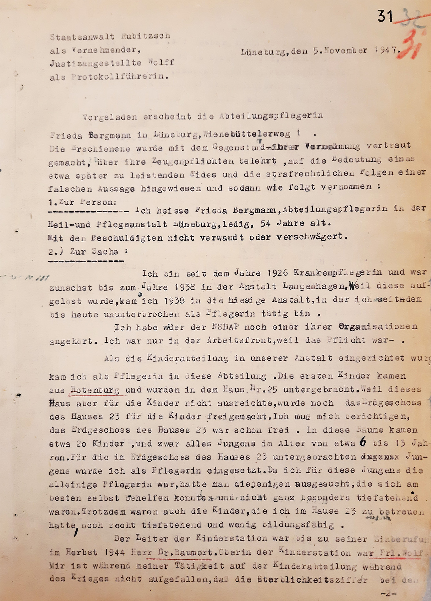 Das Protokoll ist leicht vergilbt. Es ist eng mit der Schreibmaschine beschrieben. Einzelne Begriffe und Ausdrücke sind schwarz und rot unterstrichen. Dem Dokument stehen die Namen des vernehmenden Staatsanwalts und der Protokollführerin vor.