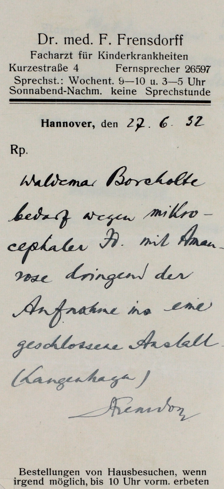 Die Anordnung ist auf einem Zettel von einem Abreißblock geschrieben. Oben sind Name und Kontaktdaten des Arztes gedruckt. Darunter ist die Anordnung handschriftlich verfasst. Die Handschrift ist gleichmäßig und gerade.